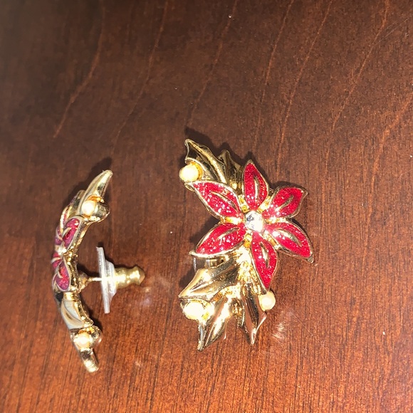 2/$40 👸🏻 NWOT Beautiful Poinsettia Earrings 🎄✨❤️ - Picture 6 of 8